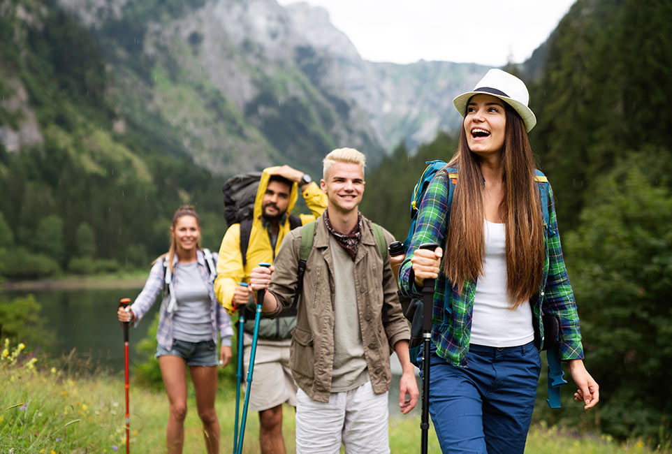 hiking-friends-travel-outdoor-group-sport-lifestyl-6CA3QS8