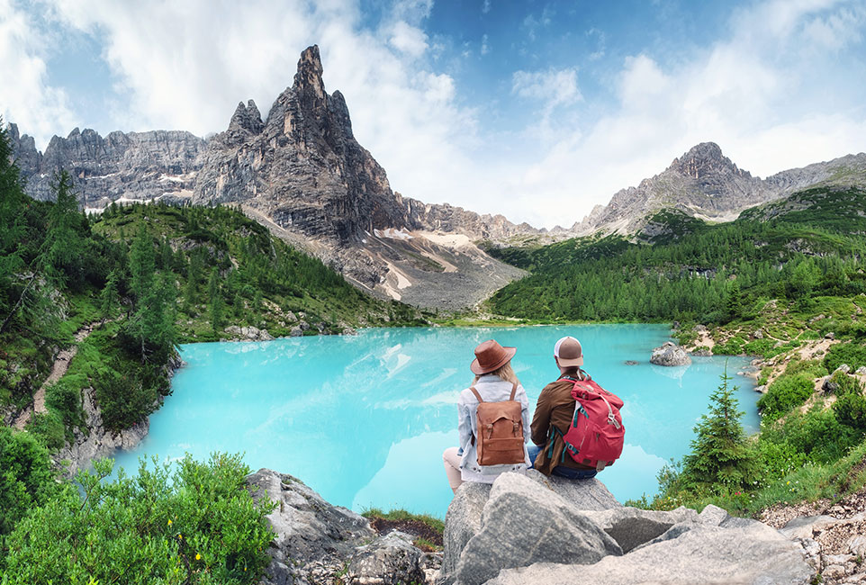 tourist-and-sorapis-lake-in-the-italy-travel-and-a-6VHHW97