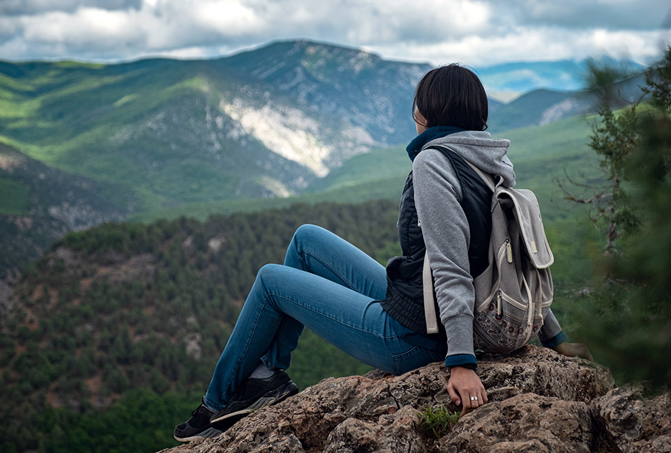 young-traveling-woman-on-the-top-of-the-mountain-c-7P25WXU